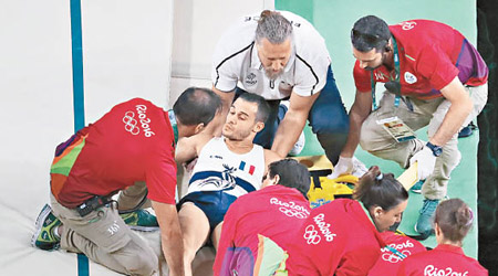 艾迪沙特受傷後迅速用手按住斷腿表情十分痛苦。