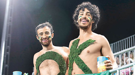 兩個森巴球迷喺心口用人造草砌「OK」字樣。