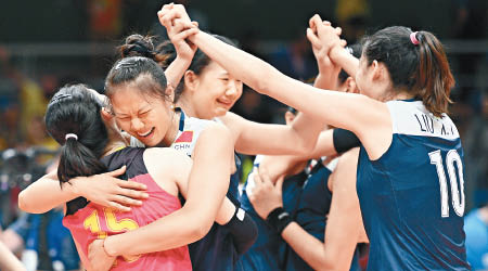 中國女排贏波一刻，全隊職球員興奮到彈起。
