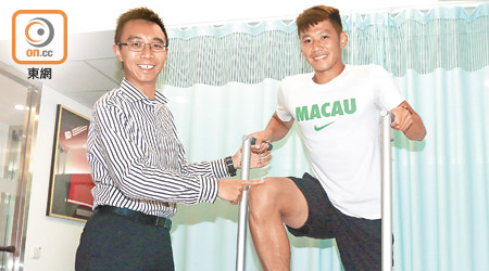 香港飛馬隊醫梁澤祺（左）與梁嘉恆示範物理治療方法。