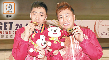 再贏亞洲賽金牌，胡兆康（右）及麥卓賢笑晒。
