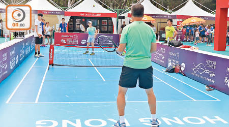 迷你場大展身手<br>迷你球場特設教練從旁指導，無論男女老少都可隨時到場，輕鬆體驗打網球的樂趣。