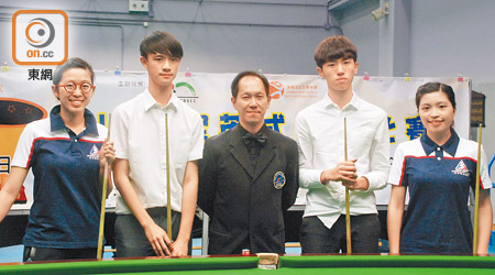 吳安儀（左一）擔任學界桌球賽頒獎嘉賓。