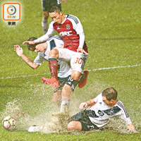 大雨令球場質素變差，球員踢得辛苦。