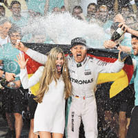 成為F1總冠軍洛辛保同太太享受勝利一刻。