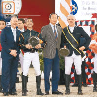 香港賽馬會主席葉錫安博士（右二）和馬會行政總裁應家柏（前排左一）頒獎予勝出隊伍「雷霆隊」。