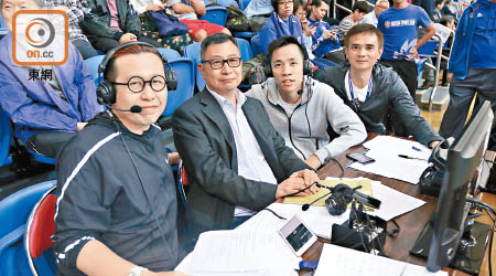 東方龍獅男籃領隊游永強（左二）接受《東網》直播訪問。