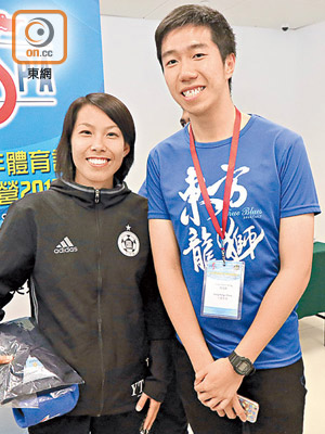 東方龍獅足球隊教練陳婉婷（左）。