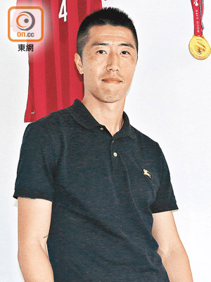 白鶴家中高掛「中港大戰」球衣，已表明他對香港的感情。