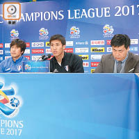 藍翼教練徐正源（左）、前鋒新兵朴基棟（中）出席記招。