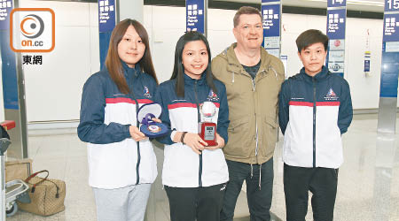 溫家琪（左二）聯同香港女子桌球隊部分成員及教練凱旋回港。
