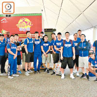 東方龍獅籃球隊昨日出發到新加坡，個個精神奕奕。