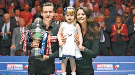 ３奪世錦賽冠軍嘅沙比（左）同太太及女兒分享喜悅。