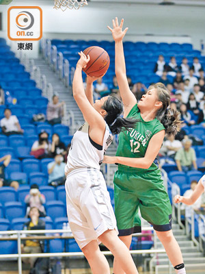 福建女籃（右）與英華女學校鬥得精彩。（黃偉邦攝）