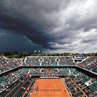 烏雲籠罩法網賽場，令不少賽事被迫延後。