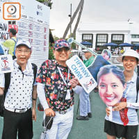 「澄爸」（左）及「澄媽」（右）跟足3日撐愛女場！