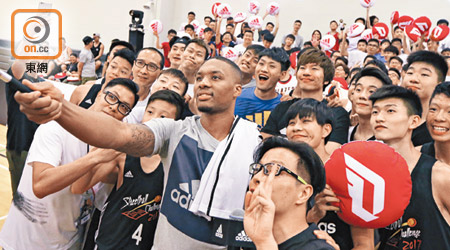 列拿特同一班球迷玩Selfie，氹得fans們勁開心！