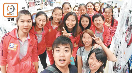 能夠與中國女排成隊Selfie，這些機會是屬於嘉琪及鏡濠的。