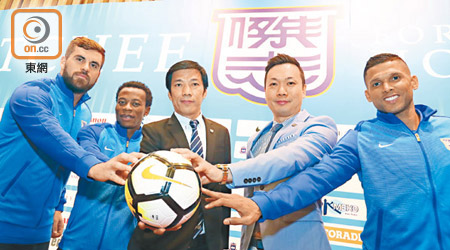 盧卡斯（左起）、安基斯、主教練朱志光、總經理吳凱威及保連奴齊齊出席發布會。