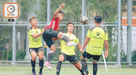 夢想FC後衞（黃衫）包圍香港飛馬鍾偉強。