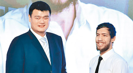 從姚明（左）手上接過籃球，惠龍兒正式成為CBA球員。