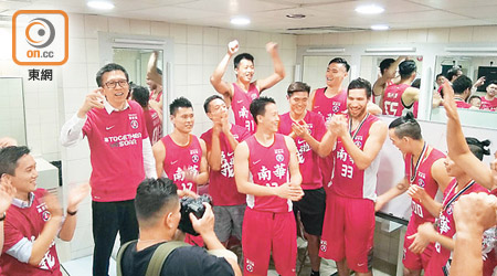 洪游奕（左）同南華球員非常支持Duncan往外闖。