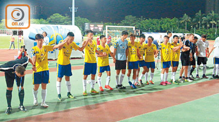香港地區精英隊雖大敗，但不忘答謝球迷。