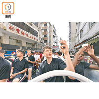 玩盡香江<br>曼聯U16青年軍一眾球員，周二與香港地區精英隊齊齊遊「開篷巴士河」，小紅魔們均被沿途景色吸引，紛紛拍照留念。