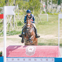 馬術何苑欣於越野障礙賽暫列第8。（相片由香港賽馬會提供）