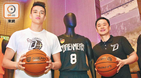 張承中（右）與球員貝查理為台灣籃球全力打拚。