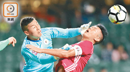 香港飛馬3:2和富大埔<br>香港飛馬前鋒陳肇麒（右）被隊友袁皓俊誤撞，幸無大礙。