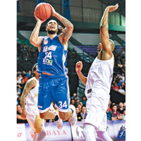 印尼泗水騎士75:75香港東方（加時東方勝87:78）<br>史迪赫汀加（左）關鍵時刻3罰全中，贏得加時機會。