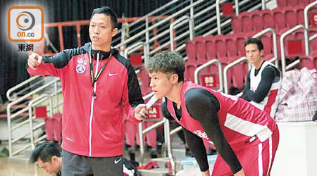 同教練李嘉耀（左）分析戰術打法。