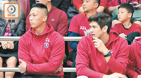 朱亮（右）同教練李嘉耀研究戰術部署。
