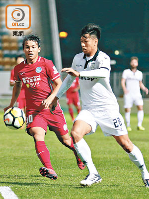夢想FC 0:2 和富大埔<br>和富大埔趙少維（左）同夢想FC黃志聰力爭來球。