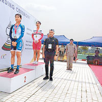 梁穎儀（左）於U23女子個人計時賽獲亞軍。（圖片由香港單車會提供）