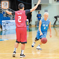 快樂籃球<br>昨日籃總盃賽前進行一場元老賽，由福建元老隊對南華元老隊，香港籃球總會常務副會長莫耀強（藍衫）亦有落場，與一班前甲一球員同隊，對抗一班南華元老。最終南華元老隊以68比58勝出。