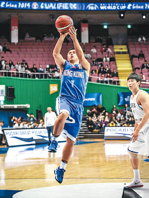 南韓93<br>香港72<br>李琪（左）獲全場最高分，表現不遜南韓球員。（FIBA官方圖片）