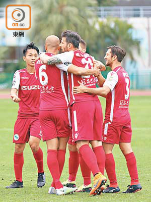 冠忠南區1:0夢想FC<br>馬高斯（右二）同隊友擁抱慶祝。