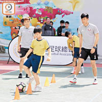 陸平中（右）與許嘉樂（左）指導同學盤球技術。