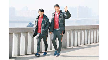 劉學銘（右）及徐宏傑昨日與一班港隊成員，操練後在平壤遊覽。（HKFA提供圖片）