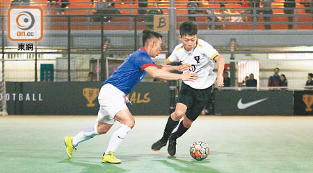 香港五人足球隊成員廖億誠（右）表現搏命。