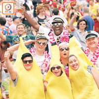 以香蕉造型示人的球迷又唱又跳勁搶鏡。