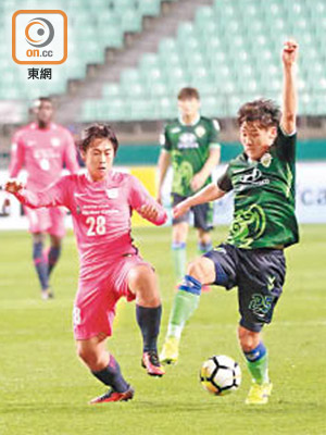 全北汽車3:0傑志<br>鄭展龍（左）正選上陣，更幾乎攻破全北大門。