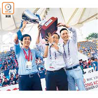 傑志主教練朱志光（左起）、會長伍健及總經理吳凱威高舉獎盃。