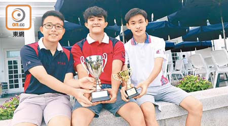 談建彰（左起）、官家宏及沈思行協助香港培正中學贏得隊際冠軍。