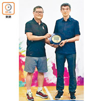 香港籃球總會副主席梁鏡瑩（左）贈送紀念碟予冠名贊助商代表嚴偉光。