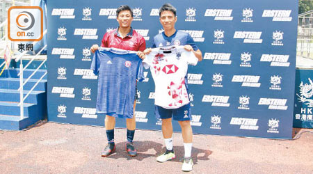 林嘉緯（右）與七欖球員李卡度做代表交換球衣。（陳焌鏗攝）