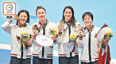 4位飛魚歐鎧淳（左起）、譚凱琳、鄭莉梅及施幸余為港隊贏得今屆亞運首面獎牌。（王藝霖攝）