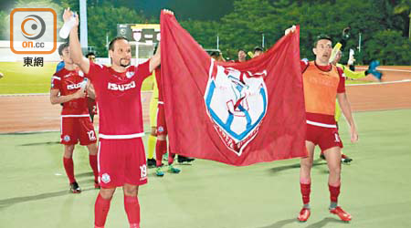 夢想FC 0:2冠忠南區<br>冠忠南區兩位入球功臣迪亞高（左）及夏志明接受祝賀。